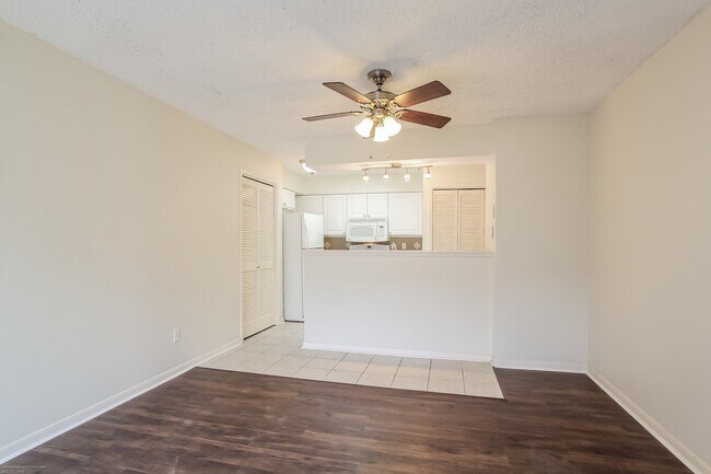 Foto del edificio - 18515 Denise Dale Ln