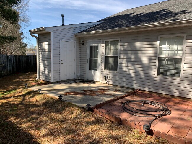 Foto del edificio - 1683 Summerwoods Cir