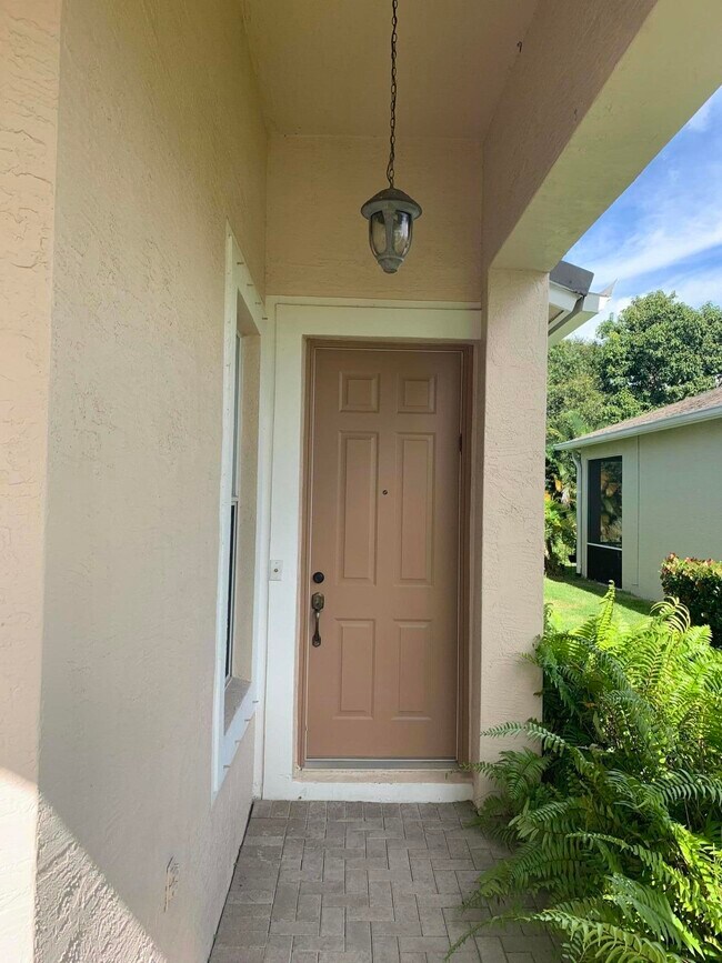 Building Photo - 891 SW Rocky Bayou Terrace