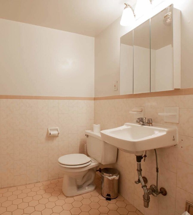 Building Photo - 310 W 95th St