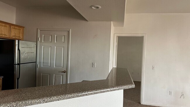 Foto del edificio - 2 Story Condo with Balcony and 1 Car Garage