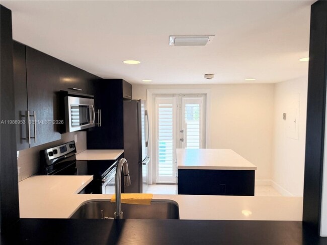 Building Photo - 5570 SW 70th Pl N