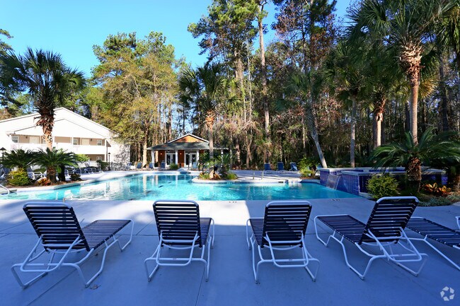 Piscina con terraza - The Links Apartments
