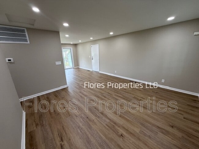 Foto del edificio - 1300 Evaline Dr