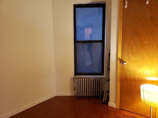 Queen size bedroom - 36 Market St