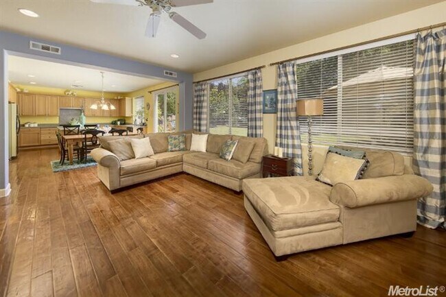 Building Photo - 4819 Village Green Dr