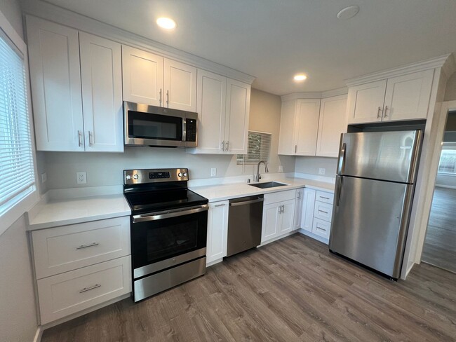 Building Photo - Beautiful Updated 2 Bedroom Rambler in Tac...