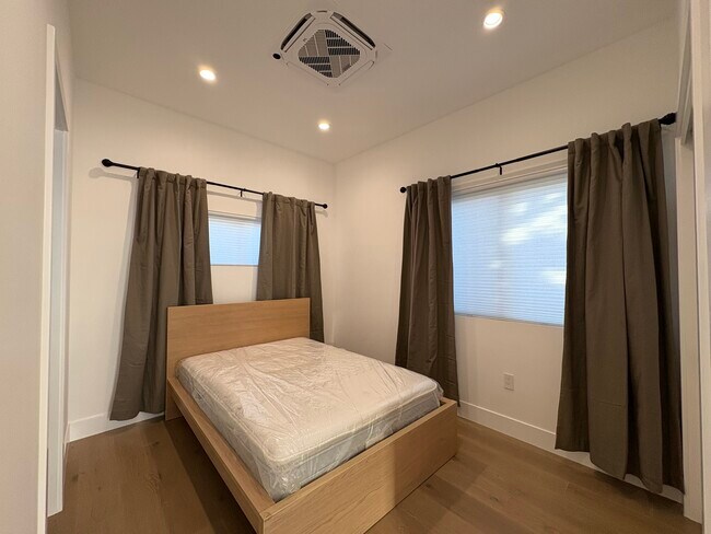 Foto del edificio - 670 Jeffrey Ave