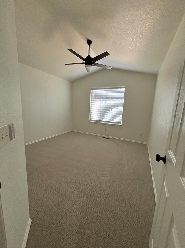 Foto del edificio - 9724 Queenscliffe Dr