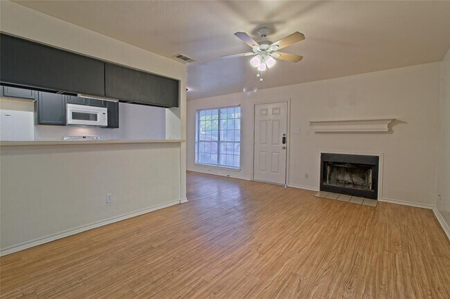 Foto del edificio - 2211 Creekside Ln