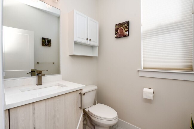 Building Photo - Amazing Denver Furnished 2 bedroom rental