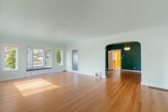 Foto del edificio - 404 Pioneer Ave E