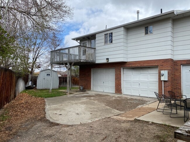 Building Photo - 2 Bedroom 2 Bath Townhome w/ large 2 car garage - Freshly remodeled - Available Now
