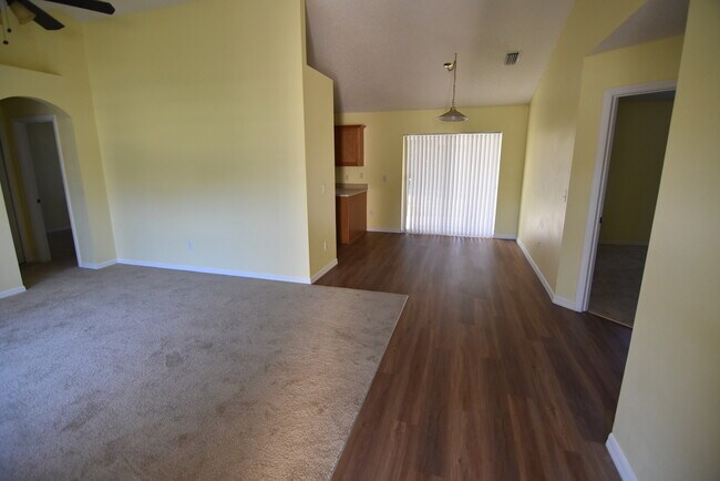 Foto del edificio - DELTONA: 3 bed/2 bath, Single Family Home AVAILABLE NOW!