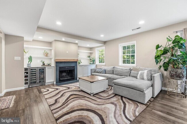 Building Photo - 4880 Chevy Chase Dr