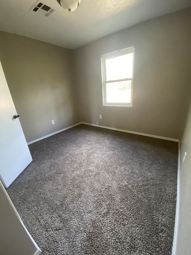 Foto del edificio - 4 Bedroom House Available now in OKC