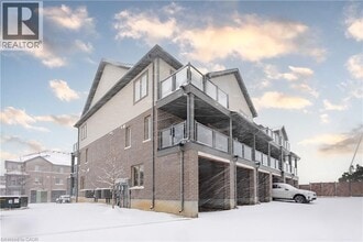 Building Photo - 205 W Oak Trl