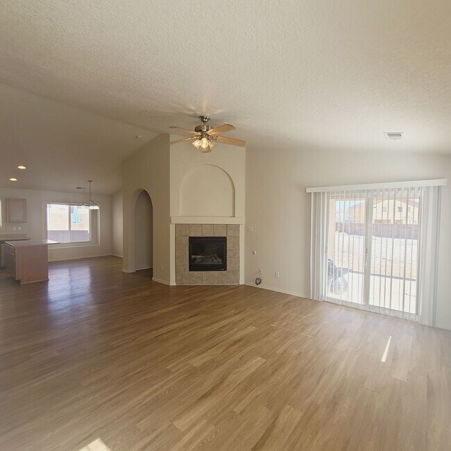 Building Photo - 3 bed 2 bath home with an office off the l...