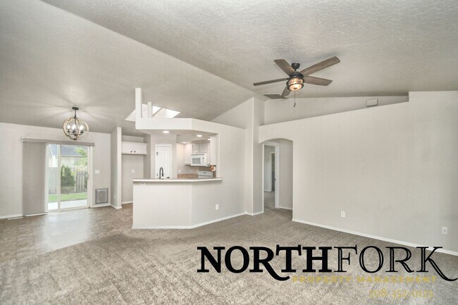 Foto del edificio - Beautifully Landscaped Cul De Sac Caldwell Home/Landscaping included!