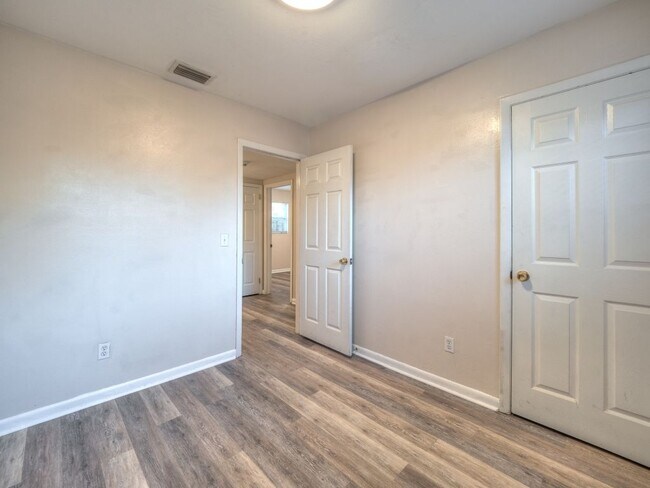 Foto del edificio - 2144 La Valle Dr