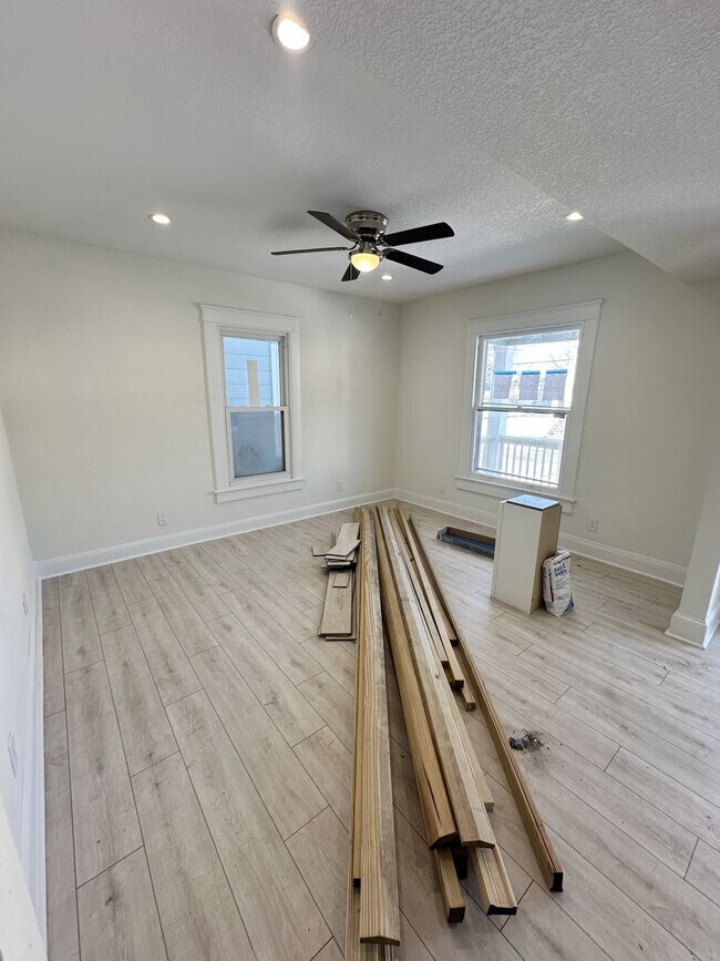 Building Photo - Gorgeous Four Bedroom Completed Upgraded