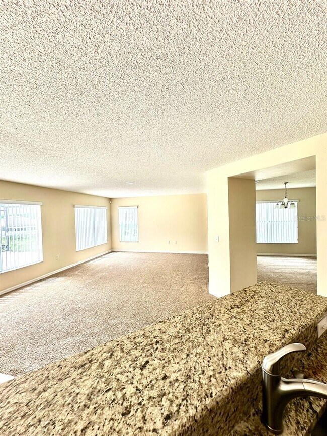 Building Photo - 410 Canna Dr