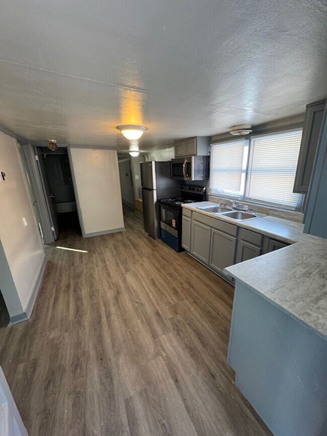 Foto del edificio - 2203 Rehm Dr