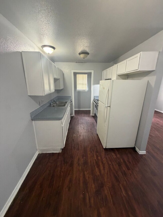 Foto del edificio - 3421-3423 Bright St