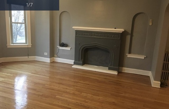 Foto principal - 8932 S Hermitage Ave