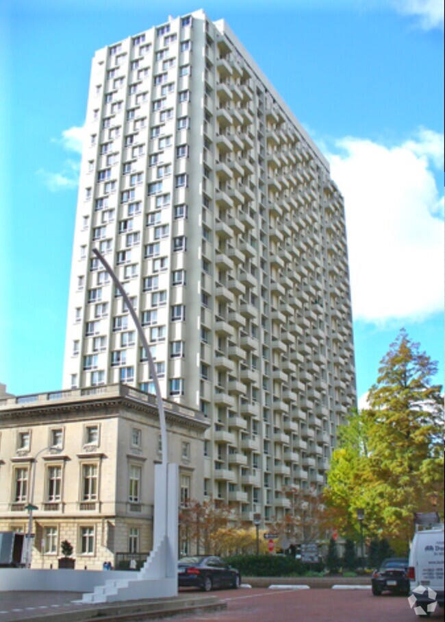 Building Photo - 604 S Washington Sq