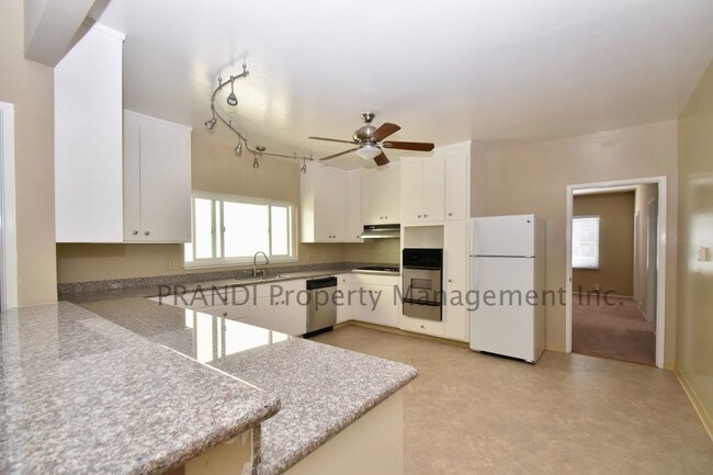 Building Photo - Spacious 3Br Unit with Nice Views of Mt. Tam