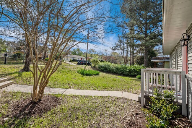 Building Photo - Charming 3 bedroom home, newly renovated, ...