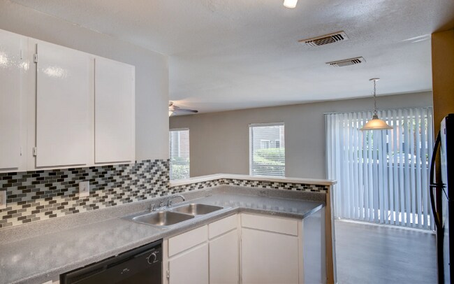 Foto del edificio - 7058 W Gulf Bank Rd