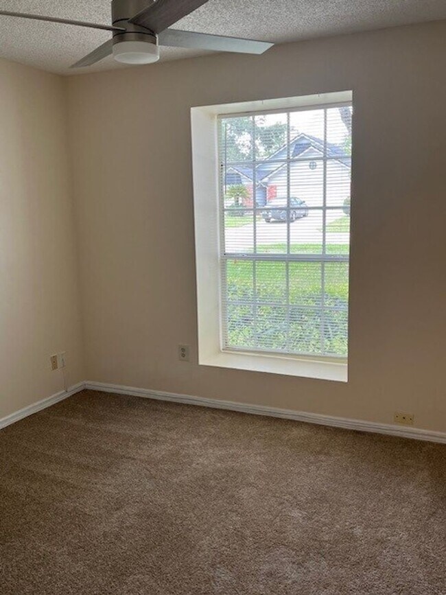 Building Photo - **3/2 w/ Lawn Care in Lake Mary - Remingto...