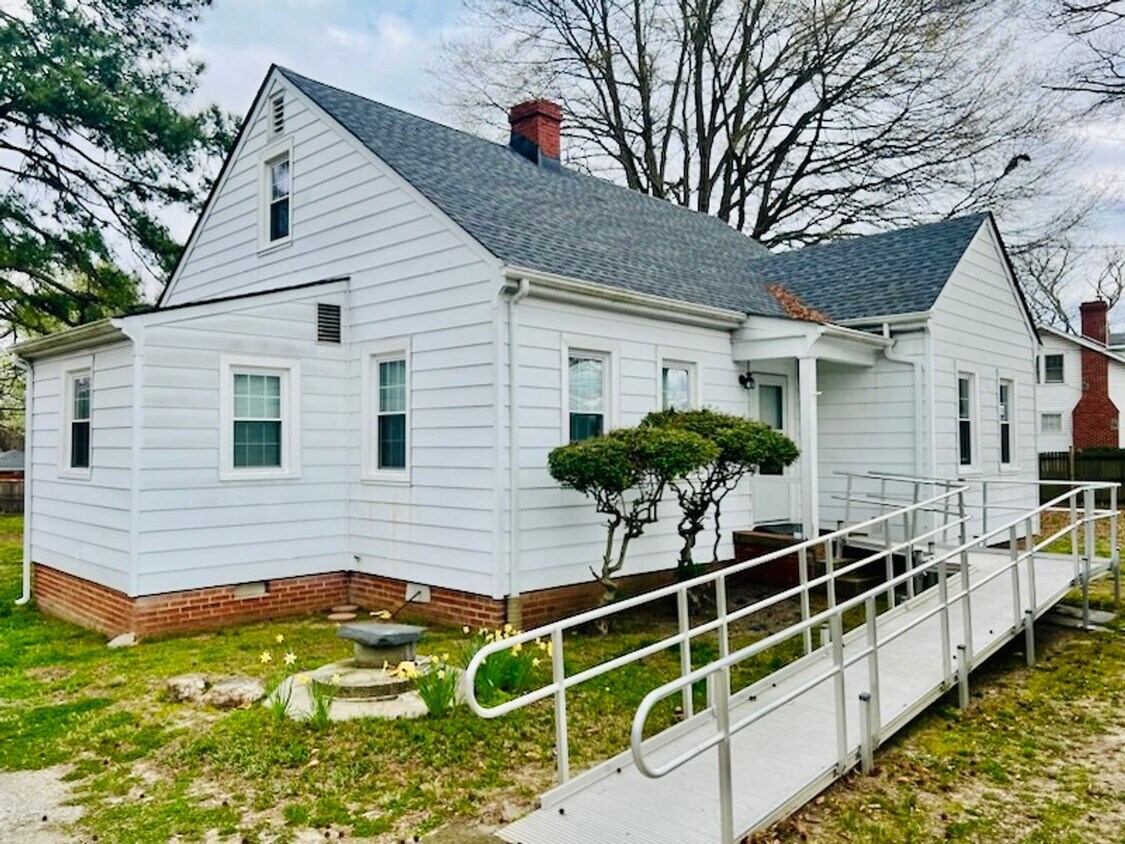 Primary Photo - Renovated 3 bdrm/1.5 bath Home with Bonus ...