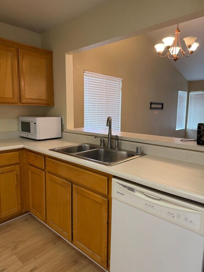 Foto del edificio - For Rent: 3 bedroom 2 bath