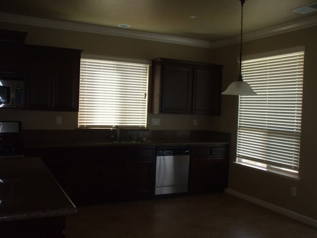Building Photo - The Village - Roseville - Gated