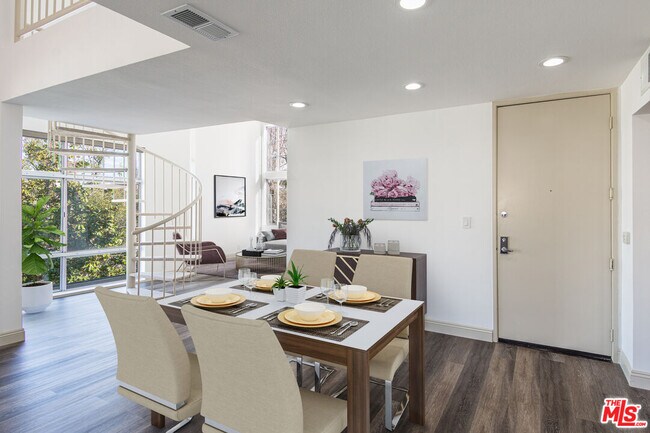 Foto del edificio - 10608 Wilkins Ave