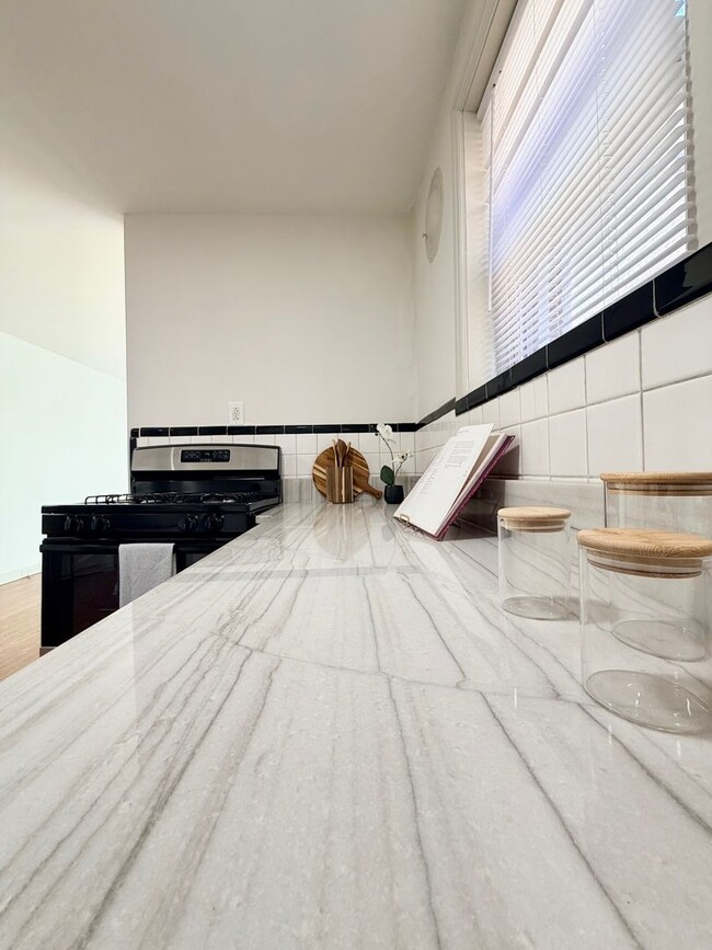 Building Photo - 5308-5308 Jamieson Ave