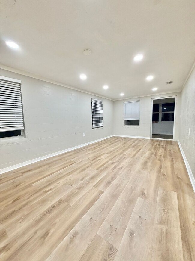 Building Photo - Super Cute 3/1 Walking Distance to High School and Downtown!