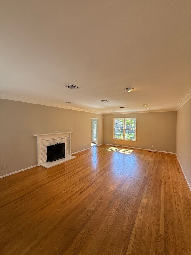 Foto del edificio - Beautiful, Ranch-Style, 4 Bedroom, 2 Bathroom Northridge Home Available For 1 Year Lease