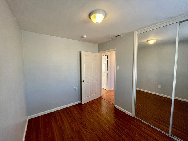 Building Photo - Beautiful 3B/1BA w/ Large Backyard & Washe...