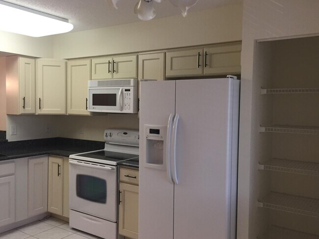 Building Photo - 6093 Pointe Regal Cir
