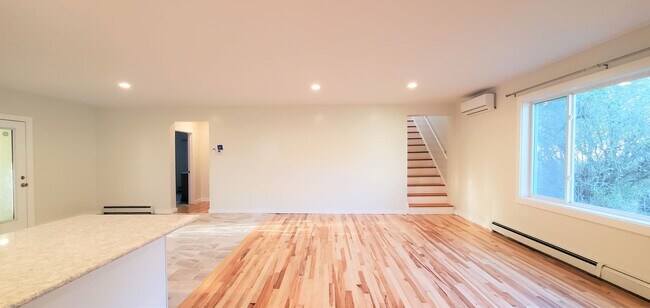 Foto del edificio - Renovated Farmhouse, 30+ Acres with Pole Barn!