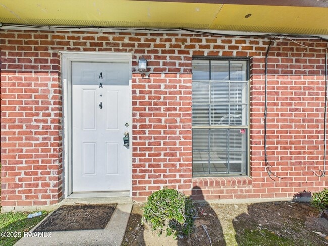 Building Photo - 104 Country Ln