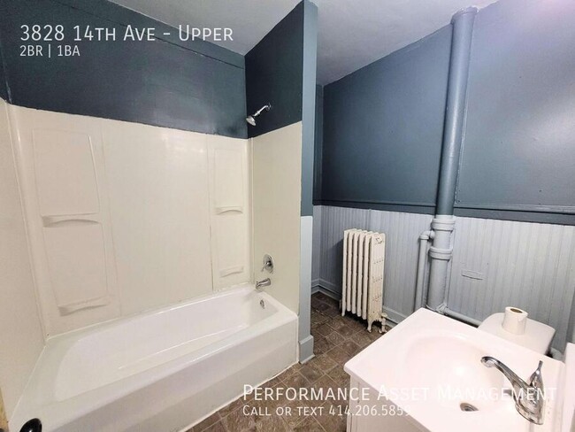 Building Photo - Renovated 2BR Upper Duplex w/ New Applianc...