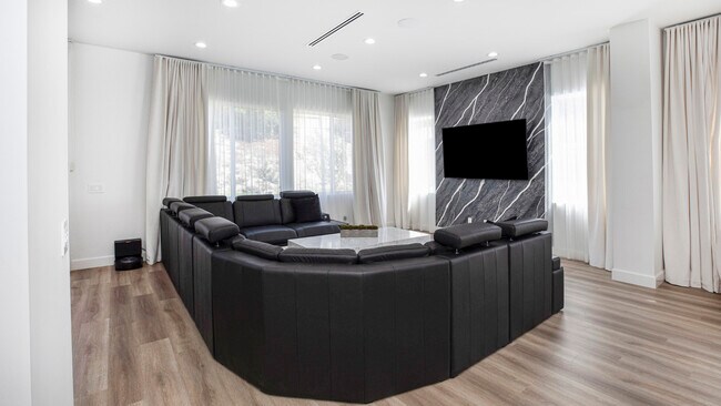 Foto del edificio - 17195 Summit Hills Dr