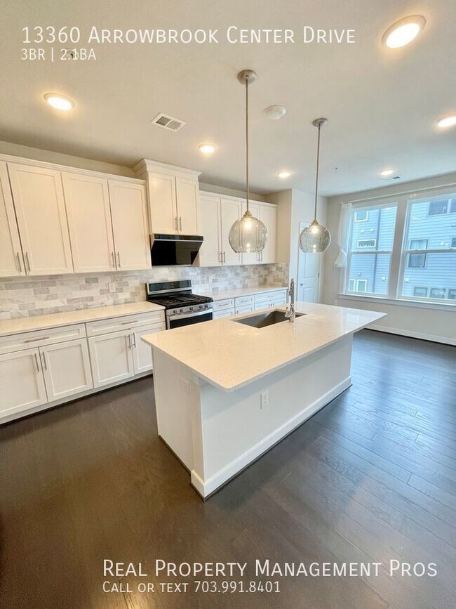 Building Photo - Beautifully Maintained 3 Bedroom 2.5 Bath ...