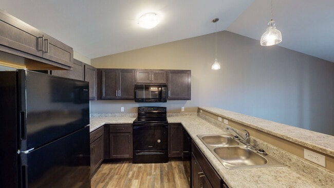 Kitchen - Pinnacle Point Apartments
