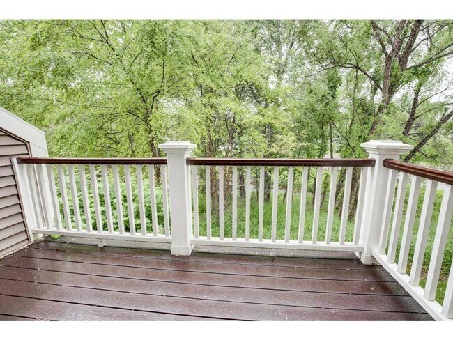 Building Photo - Beautiful Two Bedroom Townhome in Plymouth...